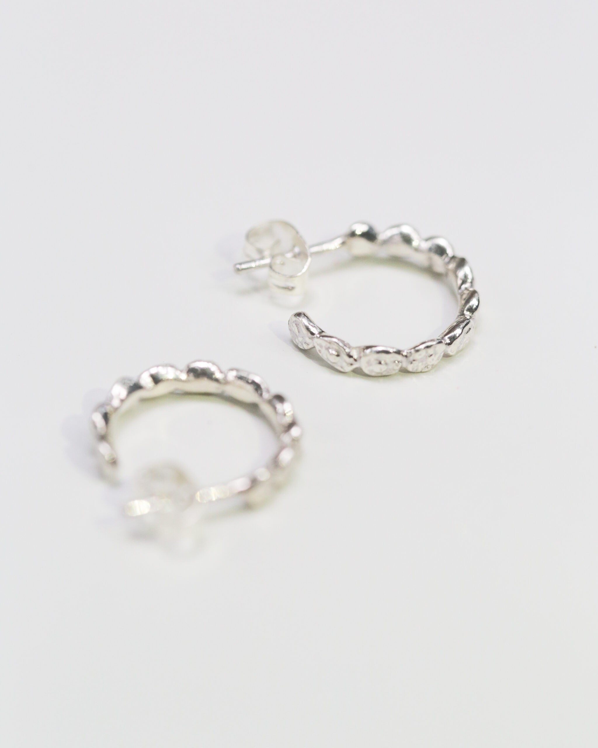 Pebble Hoops Silver Ohrringe)