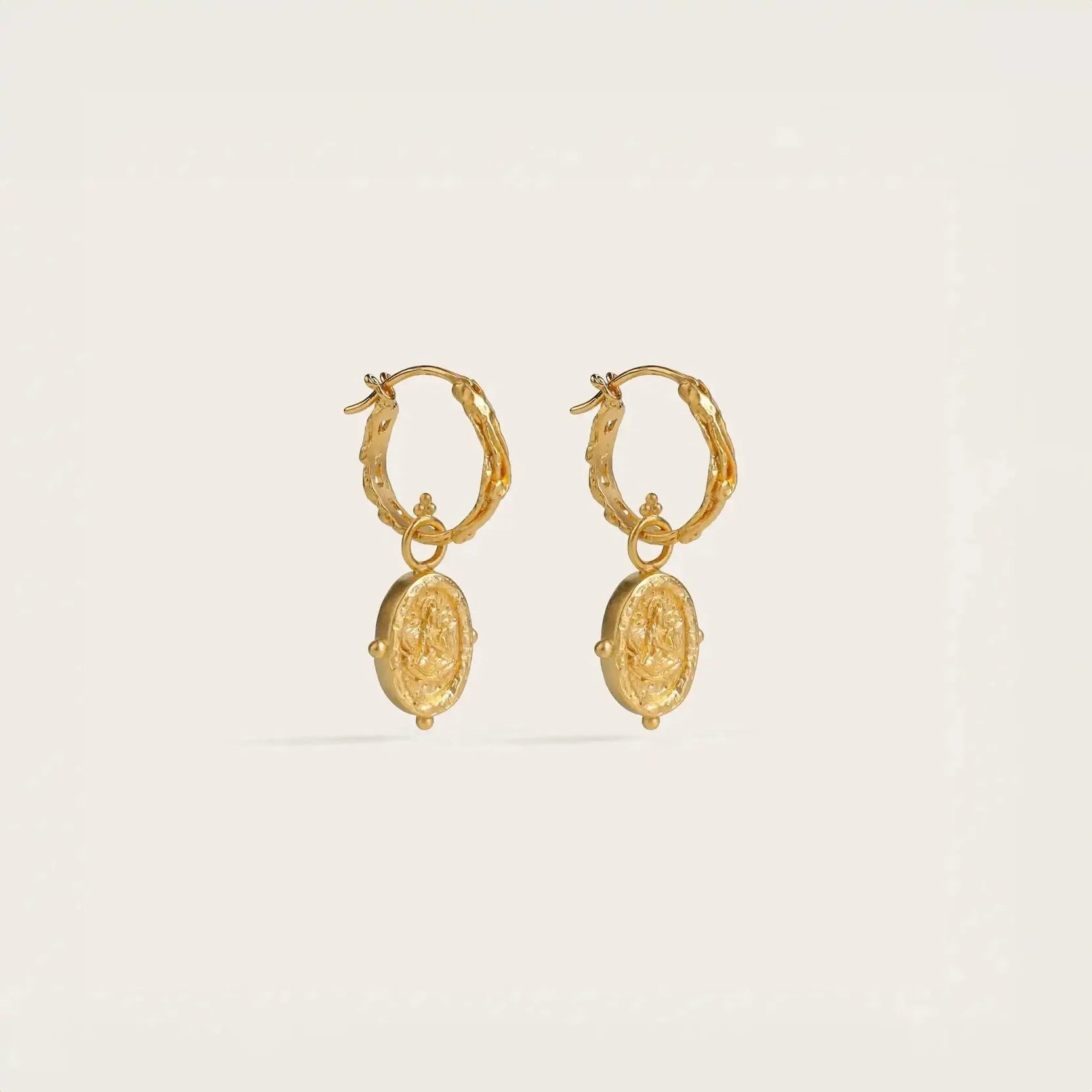 Unbroken Light • Goldene Hoop-Ohrringe mit Akhilanda Gravur - Anandasoul