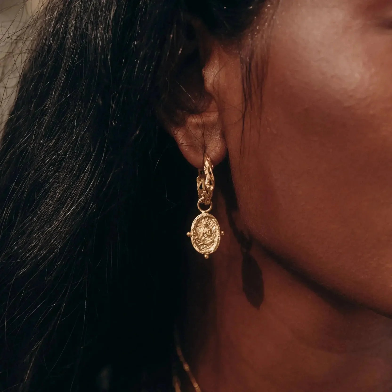 Unbroken Light • Goldene Hoop-Ohrringe mit Akhilanda Gravur - Anandasoul