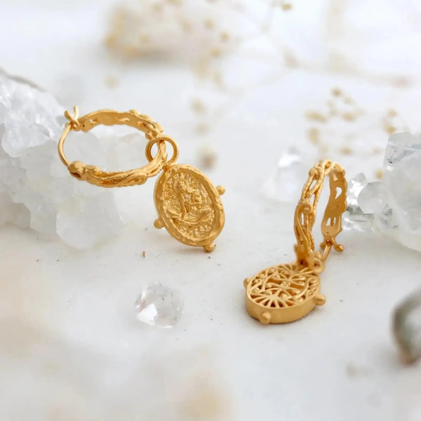 Unbroken Light • Goldene Hoop-Ohrringe mit Akhilanda Gravur - Anandasoul