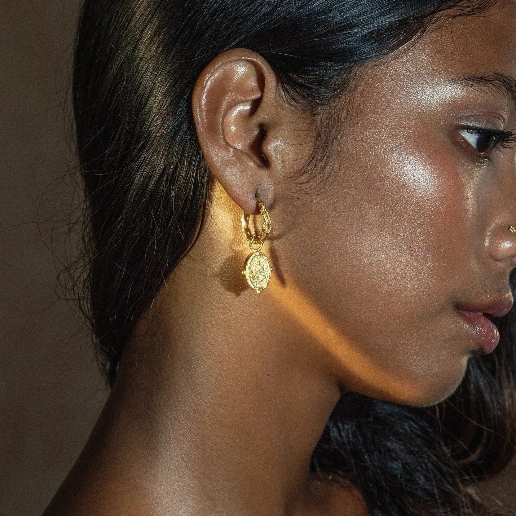 Unbroken Light • Goldene Hoop-Ohrringe mit Akhilanda Gravur - Anandasoul