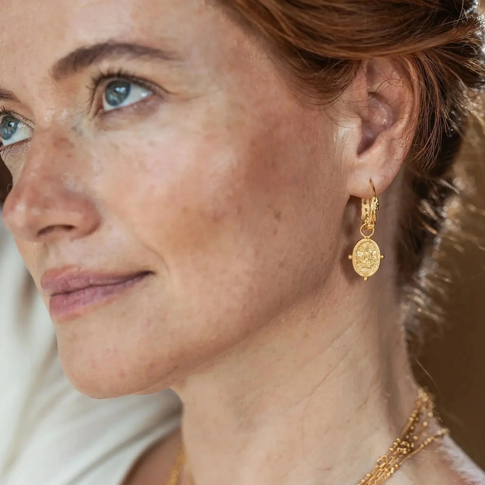 Unbroken Light • Goldene Hoop-Ohrringe mit Akhilanda Gravur - Anandasoul