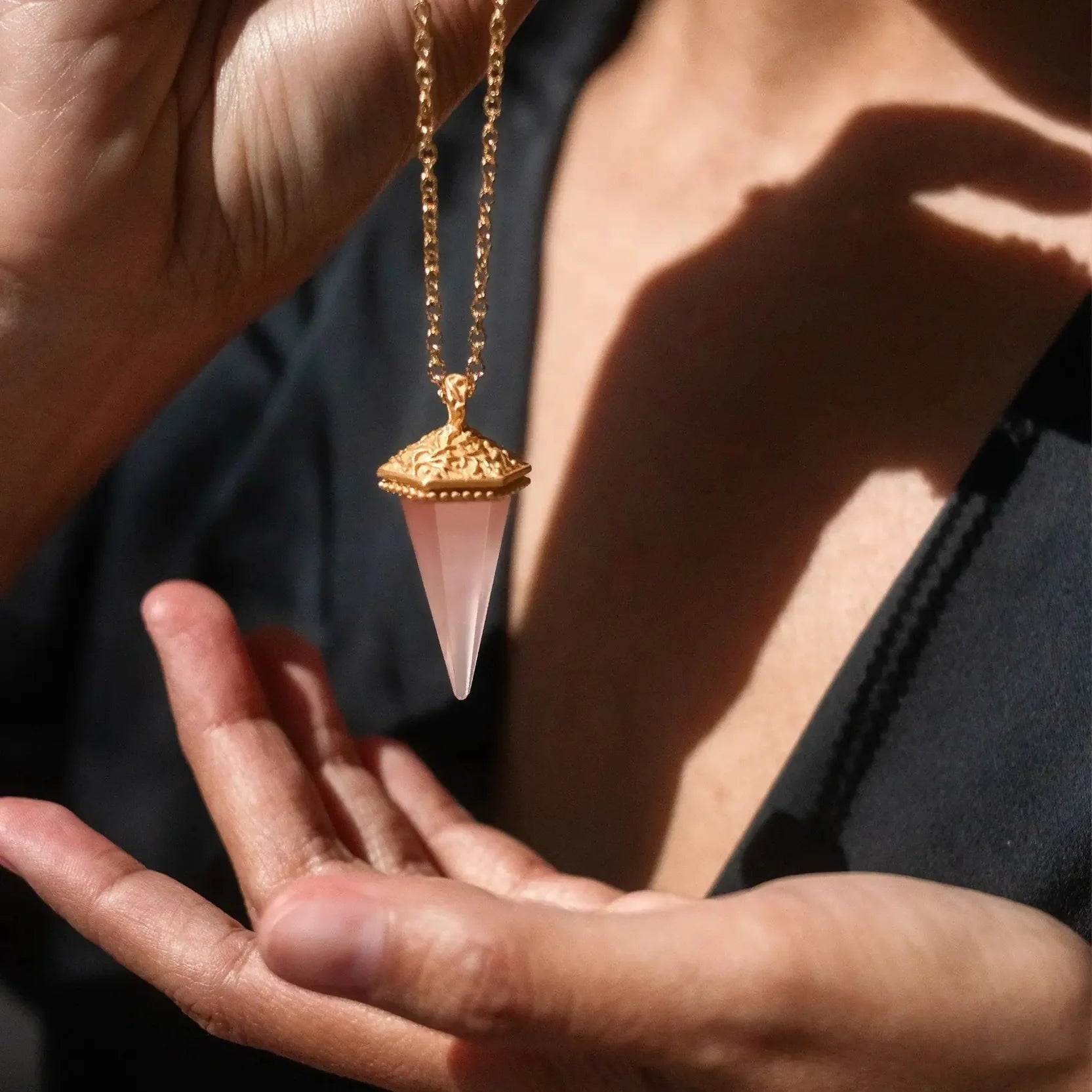The Gentle Oracle • Rosenquarz Pendulum -Halskette – Liebe, Intuition & Selbstverbindung - Anandasoul