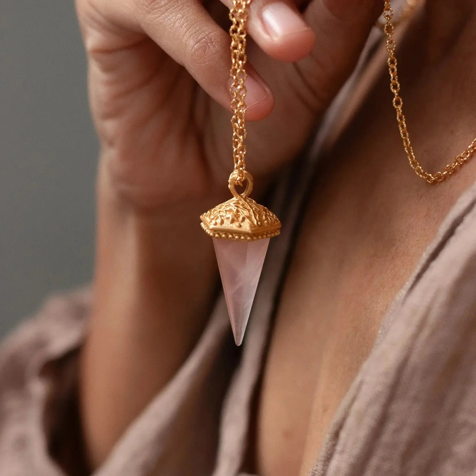 The Gentle Oracle • Rosenquarz Pendulum -Halskette – Liebe, Intuition & Selbstverbindung - Anandasoul