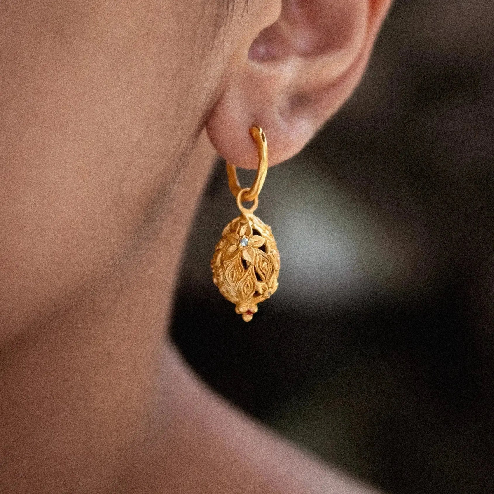 Held to Hold Hoop Ohrringe